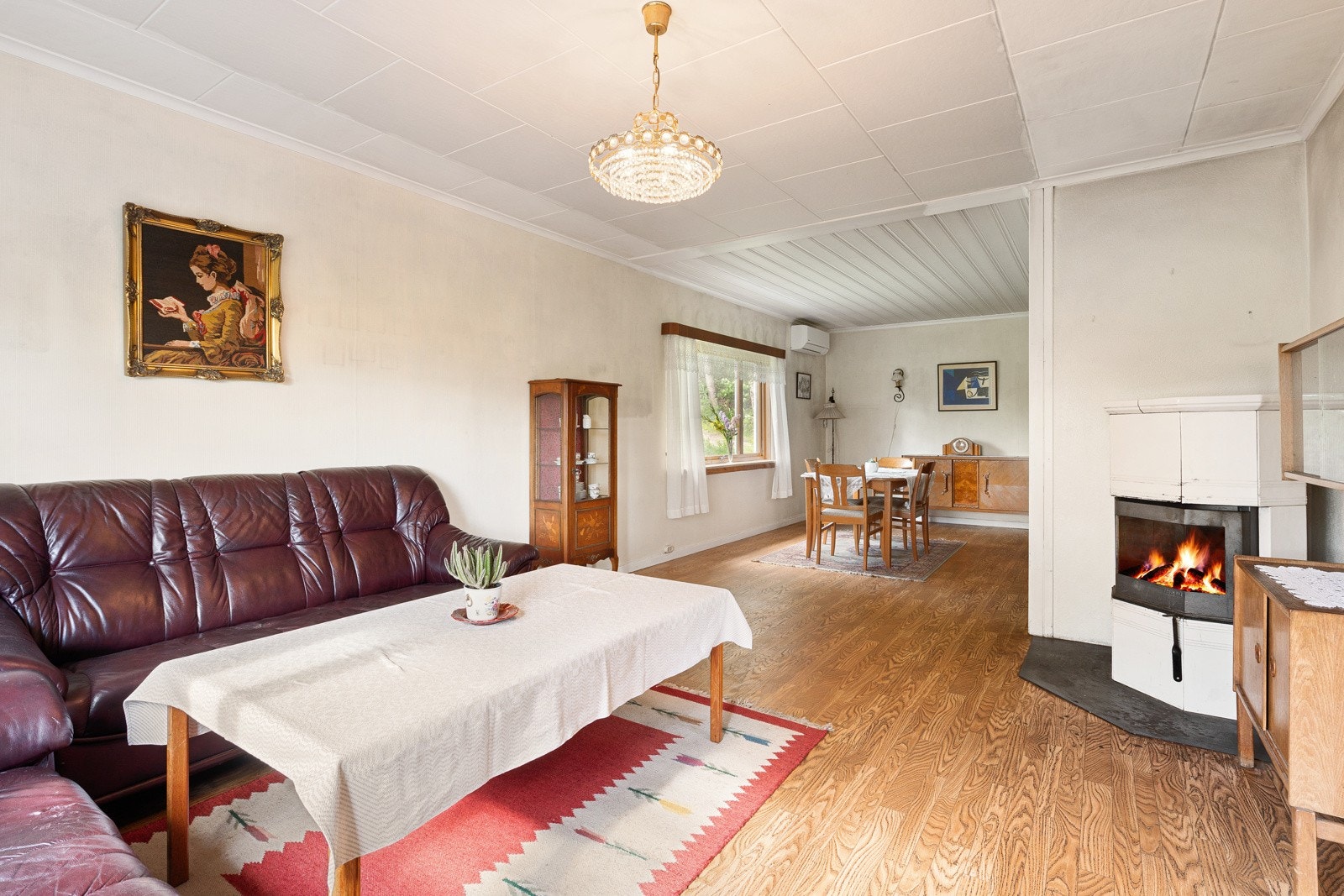 Romslig stue med spisestue. Peisovn og varmepumpe Galleribilde