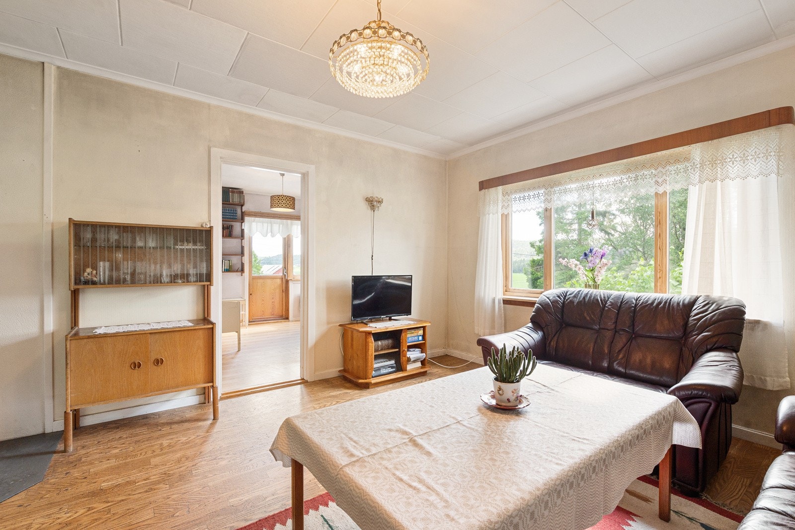 Stue har god plass til både salong og spisestue Galleribilde