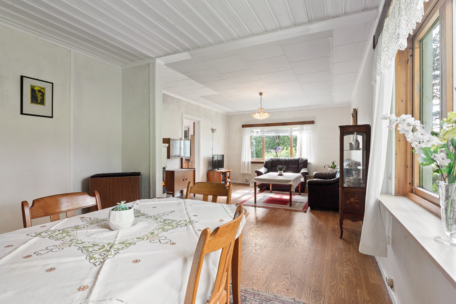 Stue med god plass til både spisestue og salong Galleribilde