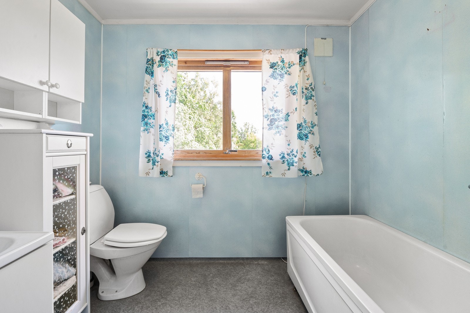 Bad 2. etasje med badekar, WC og hvit innredning med servant og speil Galleribilde