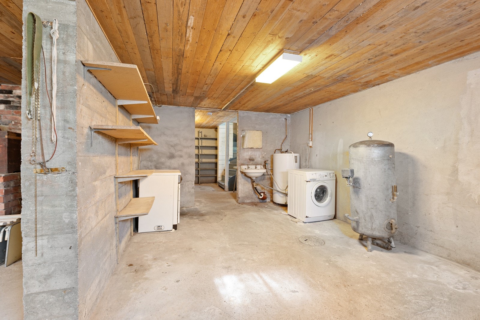 Kjeller med vaskerom og diverse kjellerrom Galleribilde