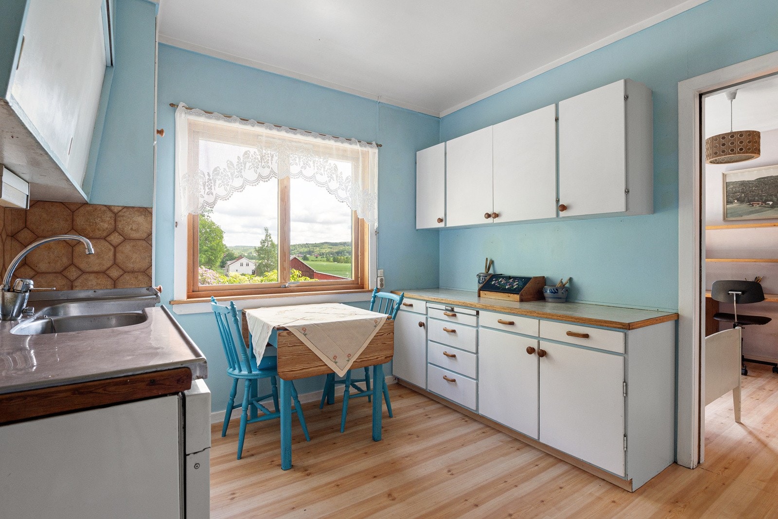 Kjøkken med godt med skapplass Galleribilde