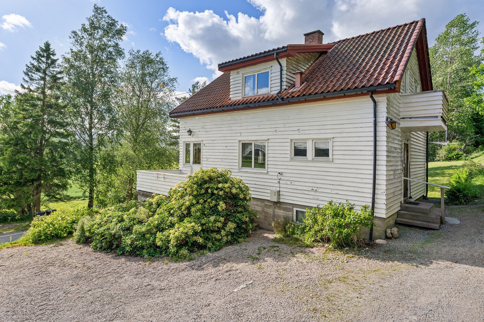 Parkeringsmuligheter på gruset gårdsplass Galleribilde