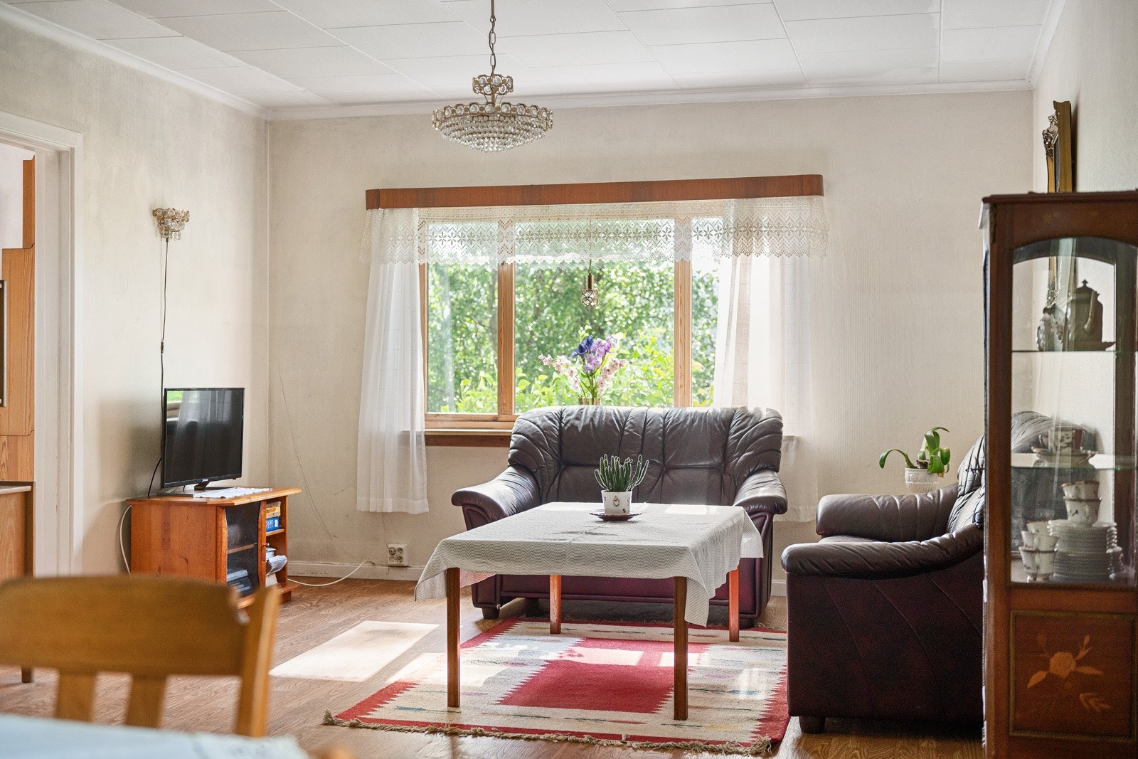 Stue har god plass til både salong og spisestue Galleribilde