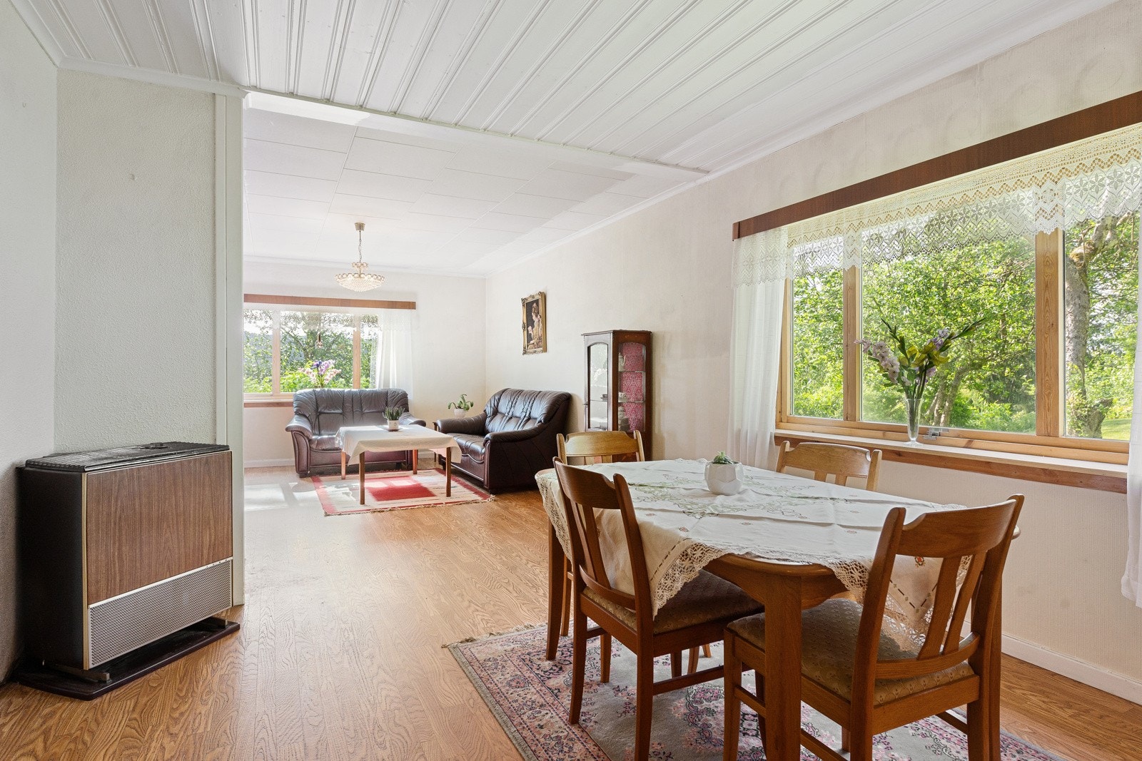 Stue med god plass til både spisestue og salong Galleribilde