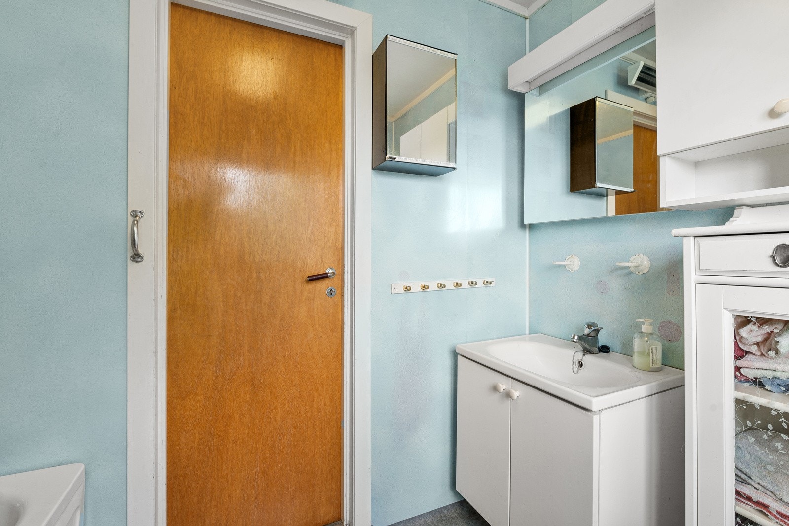 Bad 2. etasje med badekar, WC og hvit innredning med servant og speil Galleribilde