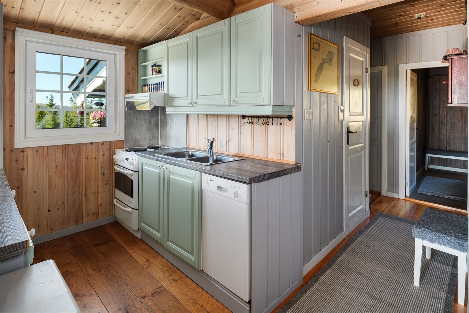 Kjøkkenet er utstyrt med hvitevarer som medfølger. Galleribilde