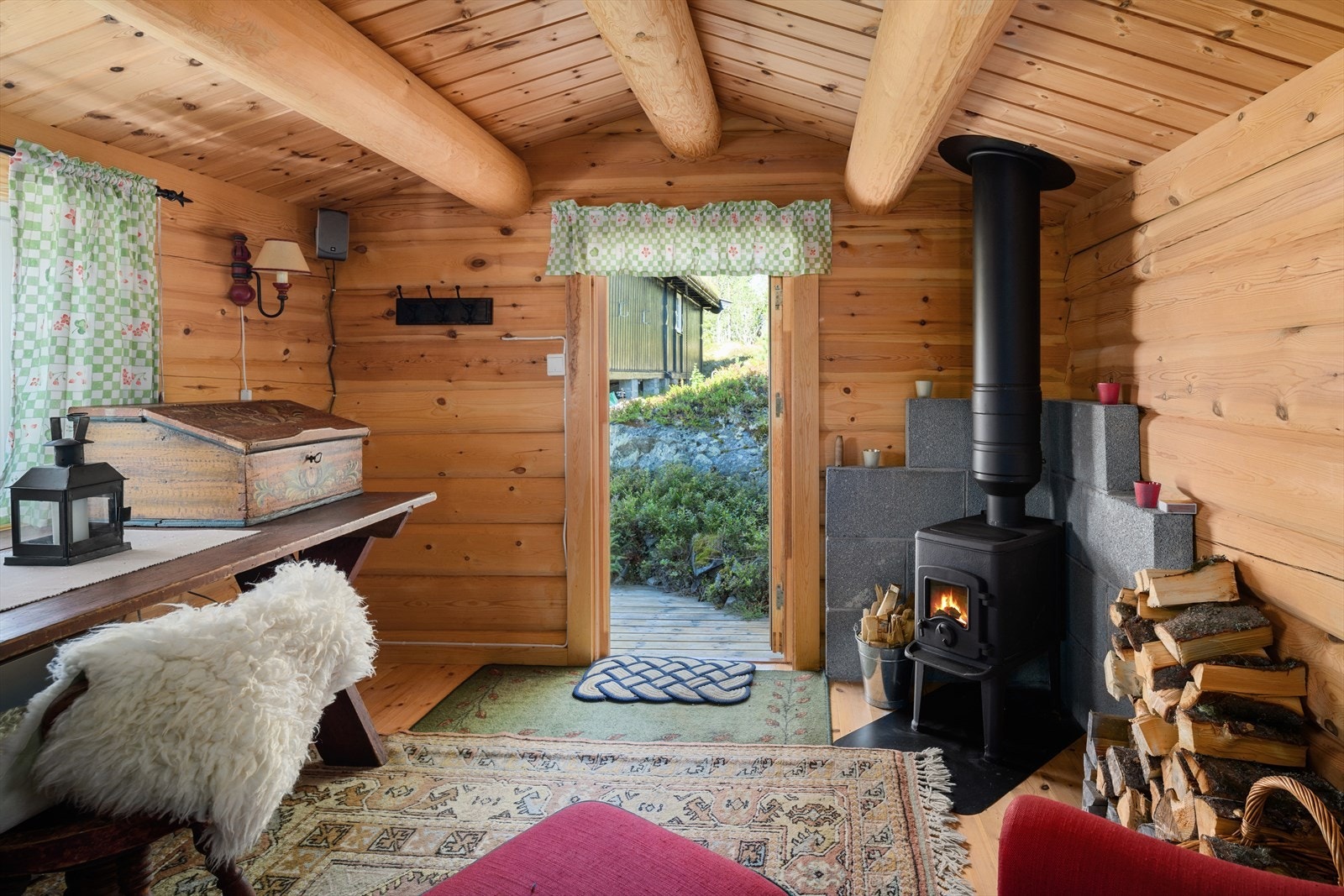 Inne i "Lillestova" er det montert en vedovn. Galleribilde