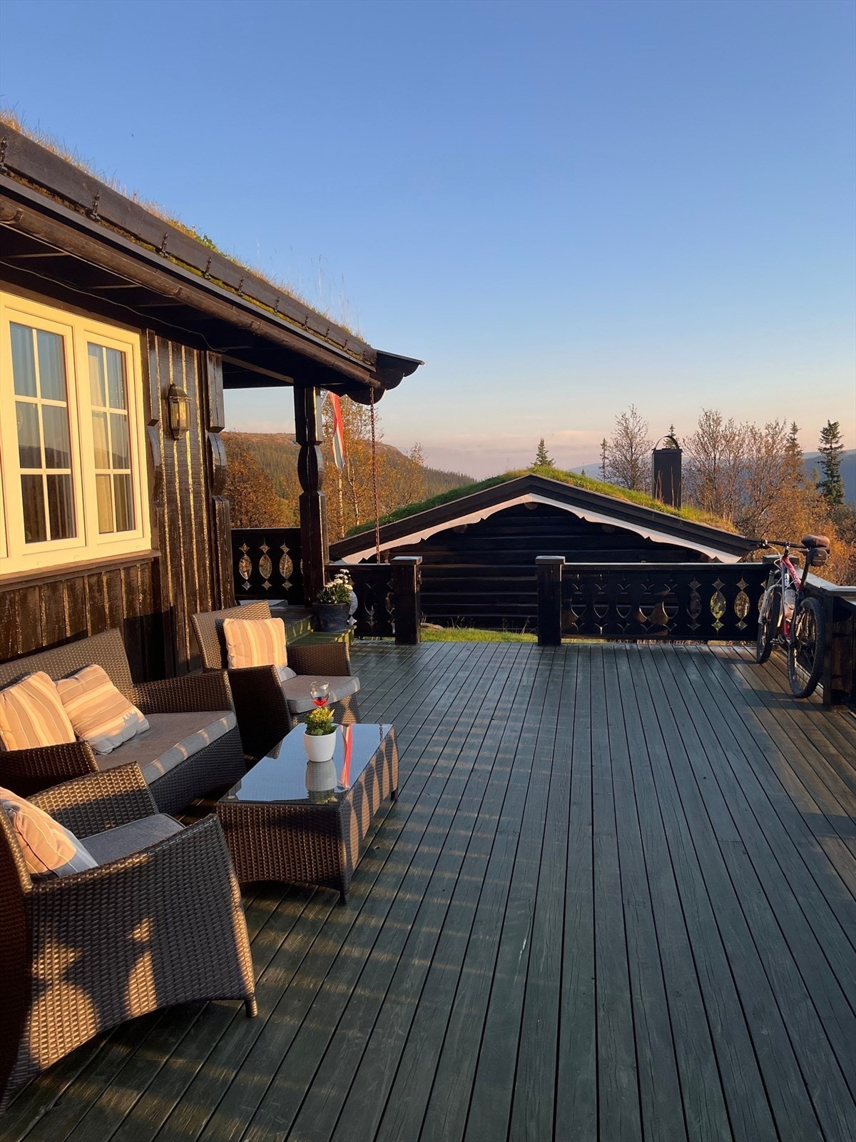 Terrassen i magisk kveldssol - her ser du også sørover dalen. Galleribilde