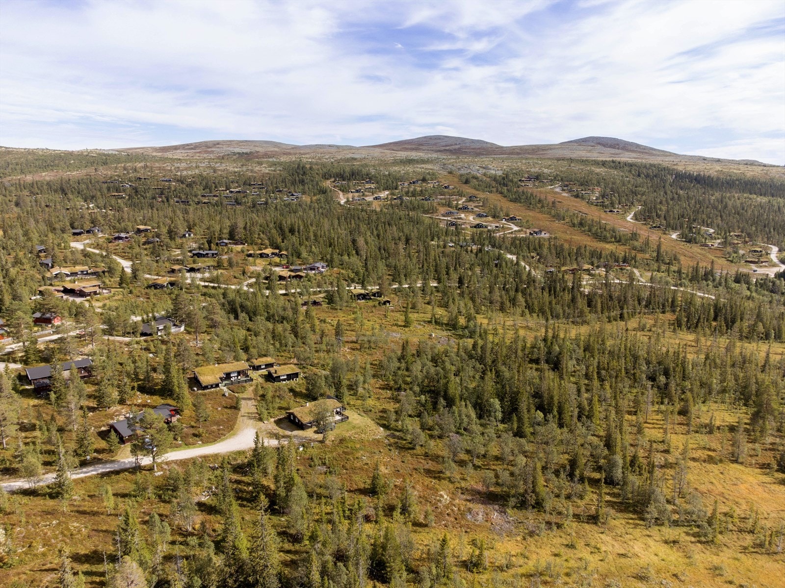 Dronefoto i retning øst, med flere kjente turmål. Galleribilde