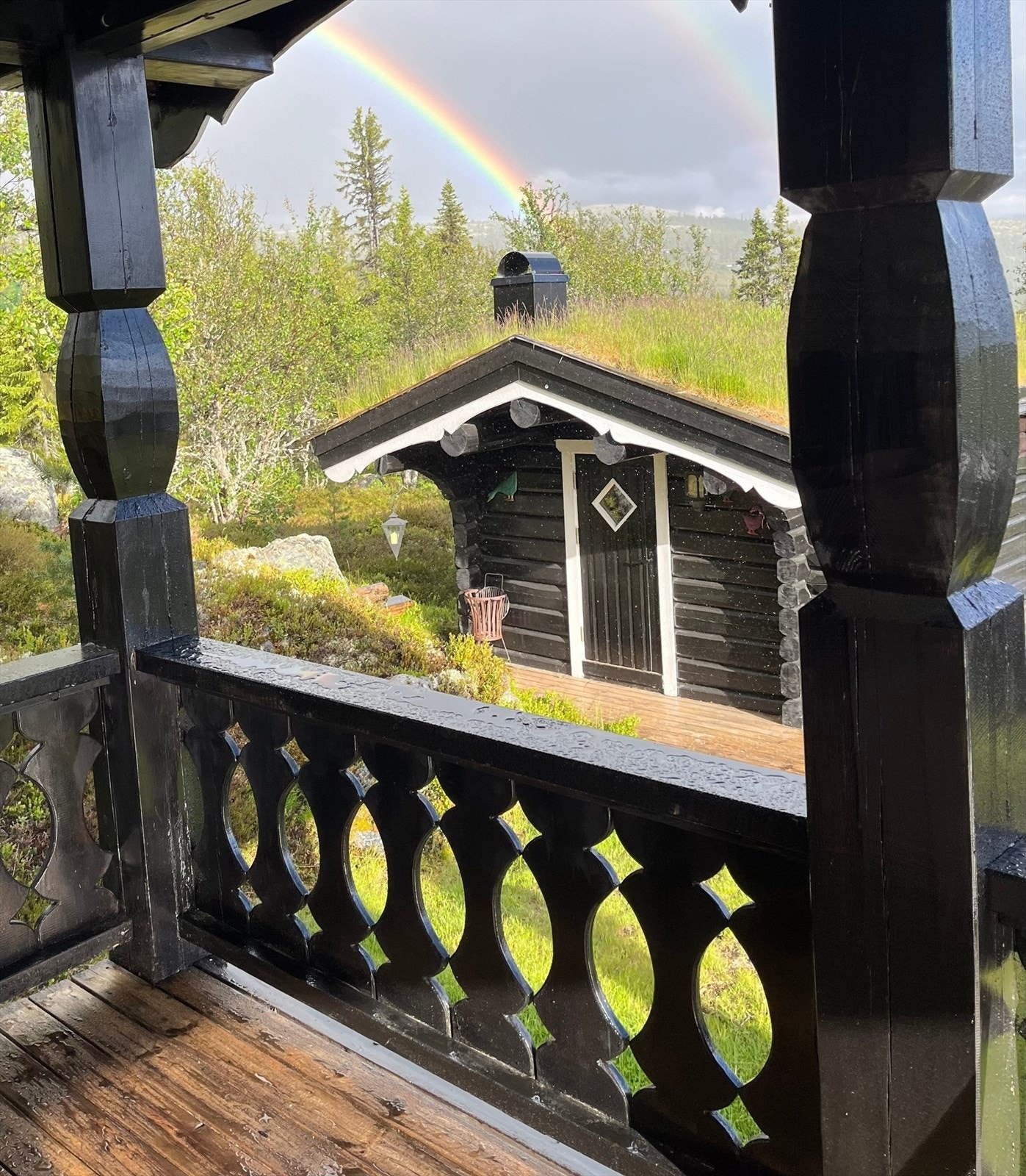 "Lillestova" sett fra den overbygde verandaen. Regnbuen vitner om at der finnes skatten. Galleribilde