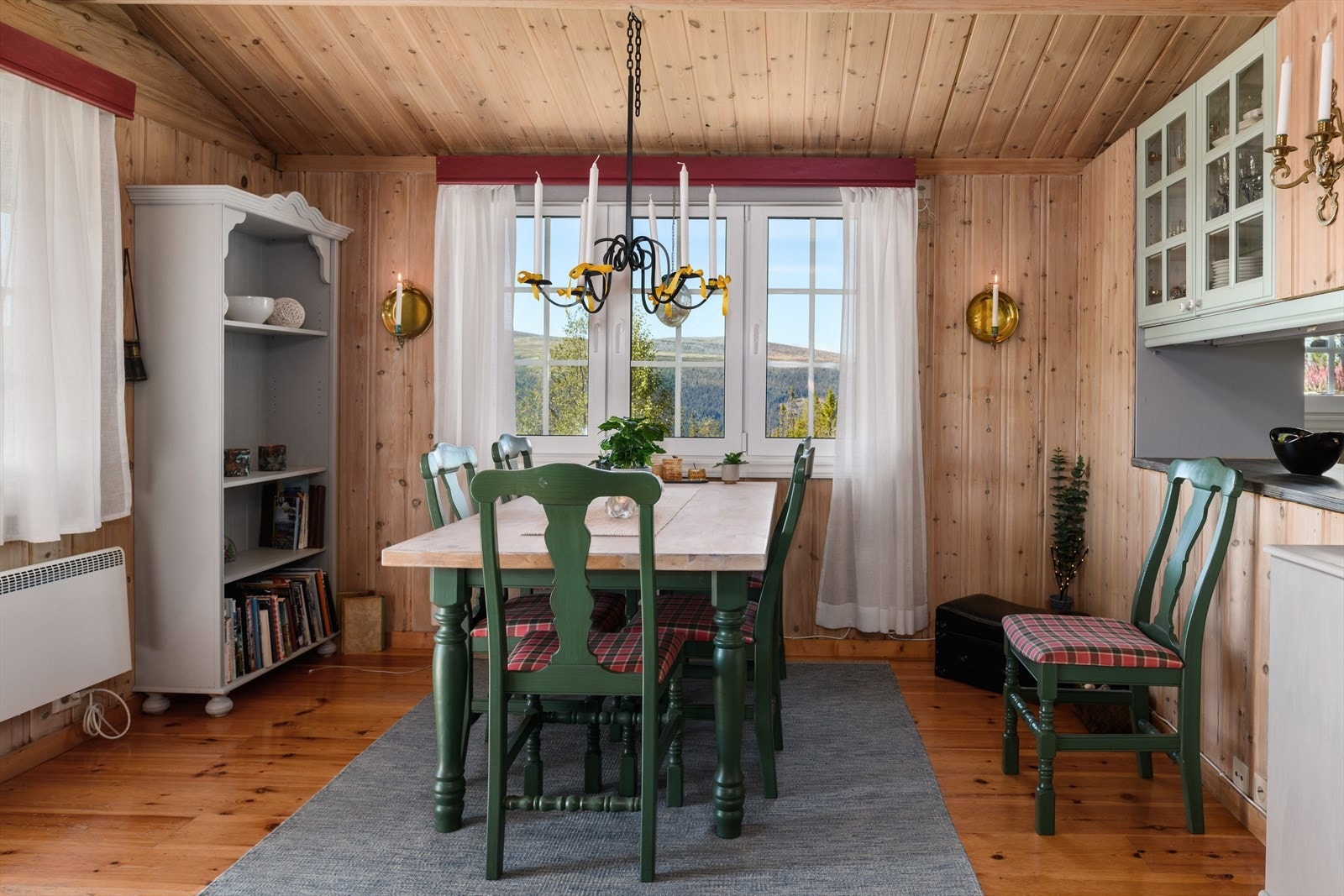 En hyggelig og egnet plass for spisestue der man kan nyte utsikten mot fjellet mens man inntar frokosten eller et bedre måltid. Galleribilde