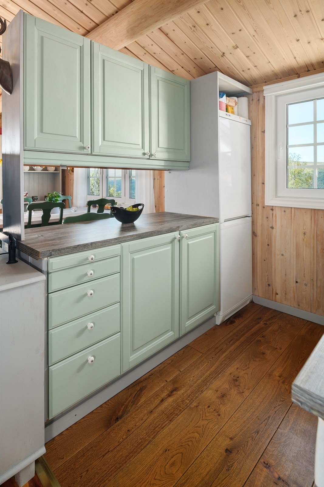 Hytta har et sosialt kjøkken som ligger i åpen løsning med stuen, slik at man lett kan holde kontakten med venner eller familie mens man lager mat. Galleribilde