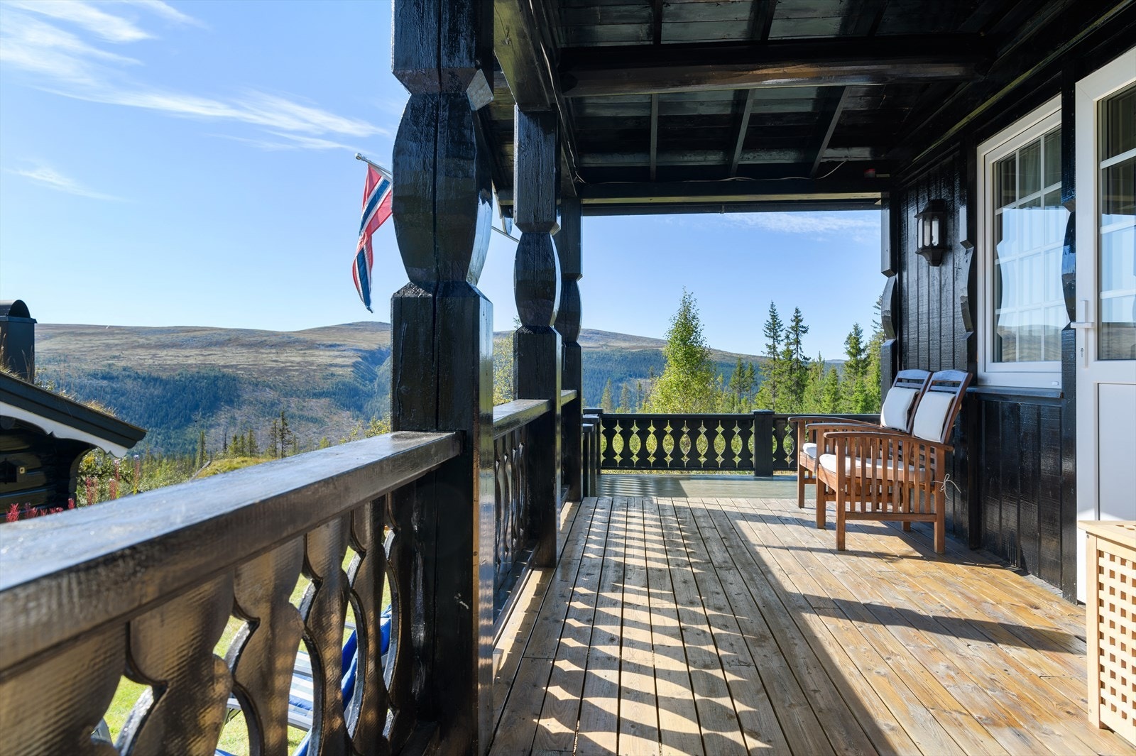 Om du er på jakt etter noe helt særegent med en fantastsik utsikt mot en av kommunens' mest ettertraktede turmål etter dette eiendommen for deg! Utsikten kan nytes fra både overbygget veranda og på terrassen under åpen himmel. Galleribilde