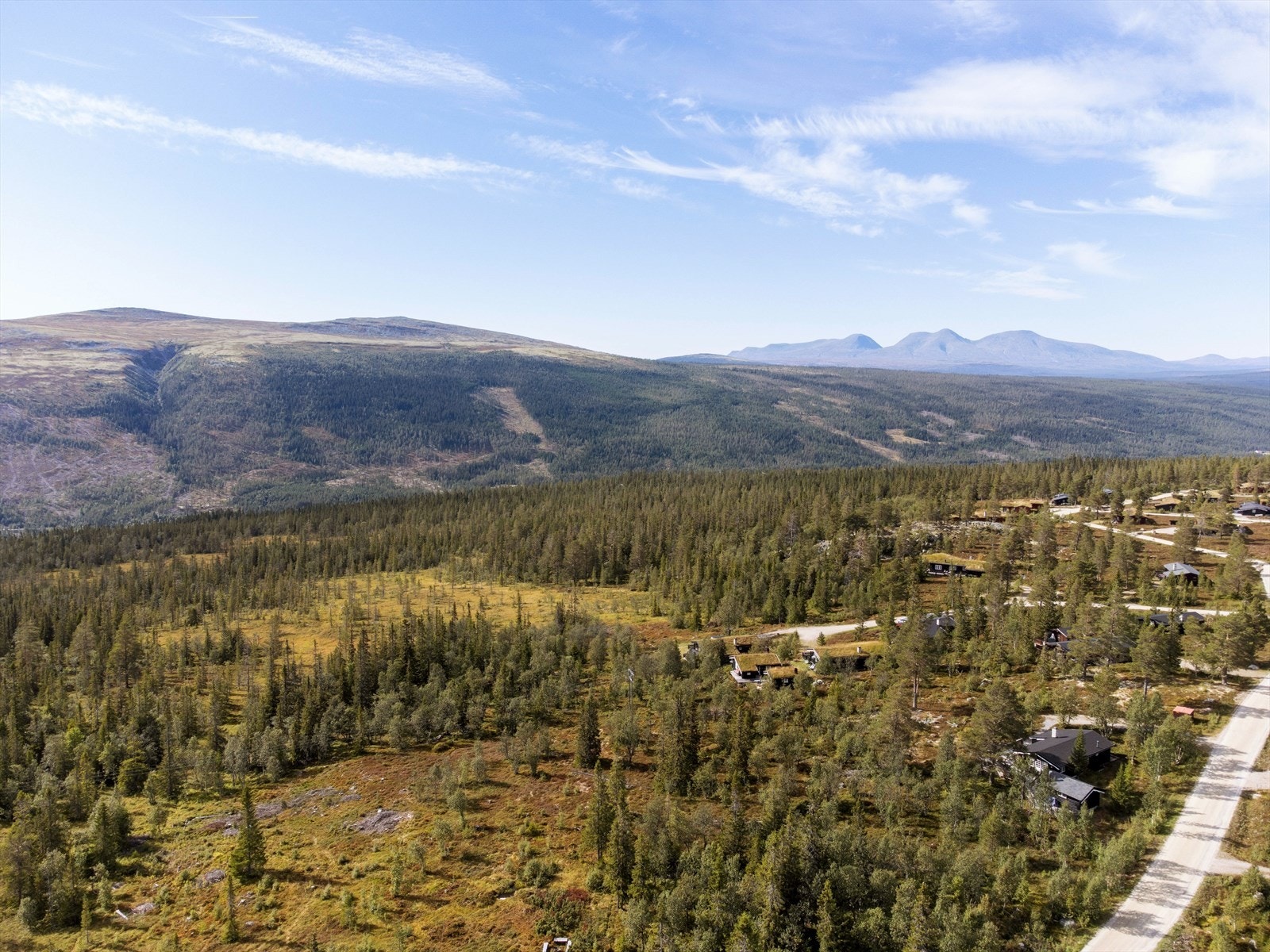 Dronefoto tatt mot Kvitvorda og Sølen, to flotte og ettertraktede fjell! Galleribilde