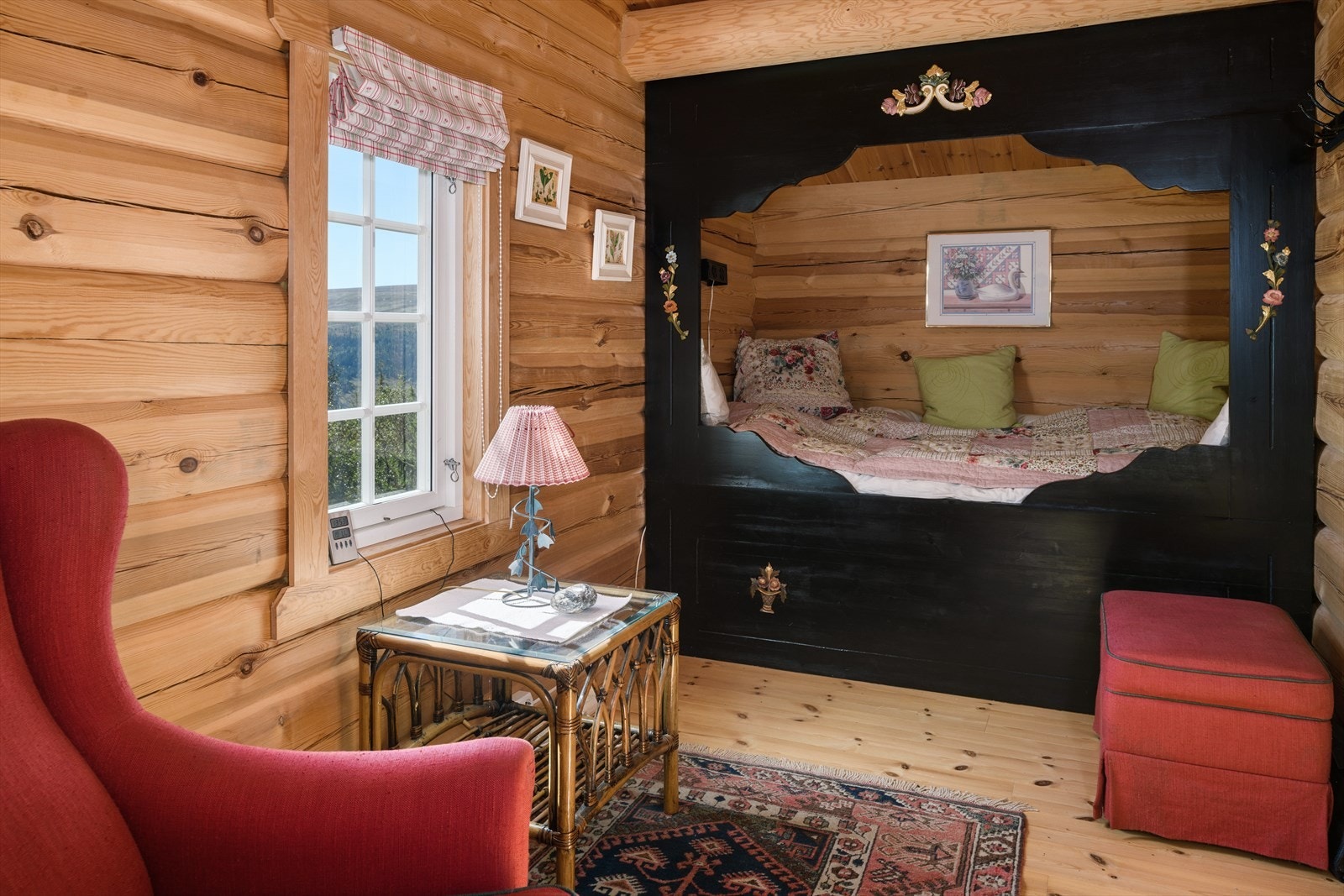 Samme rom i "Mellomstova" har også en 120 cm komplett seng. Galleribilde