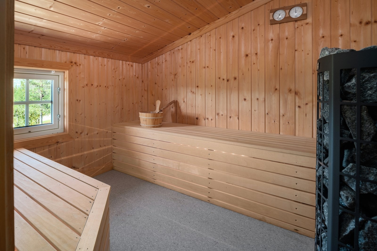 Hytta har et tilbygg som inneholder bl.a. en badstue for velvære etter f.eks. lange dager ute i skisporet. Galleribilde