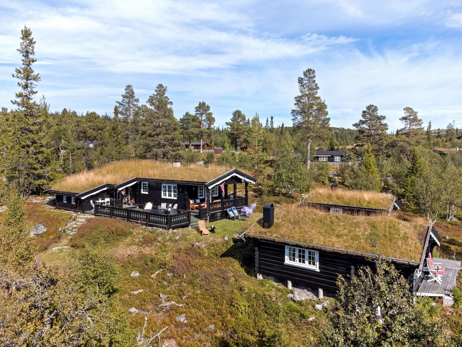 Tunet er utformet i flere nivåer, med god tilkomst mellom bygningene. En flott fritidseiendom som må sees! Galleribilde