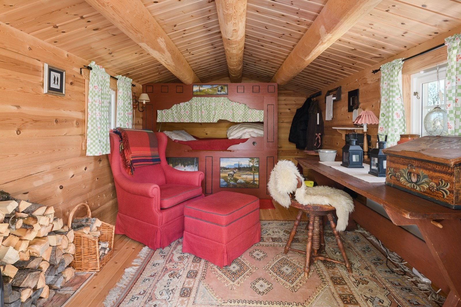 "Lillestova" med 120 cm komplett seng, arbeidsbord og ildsted. Galleribilde