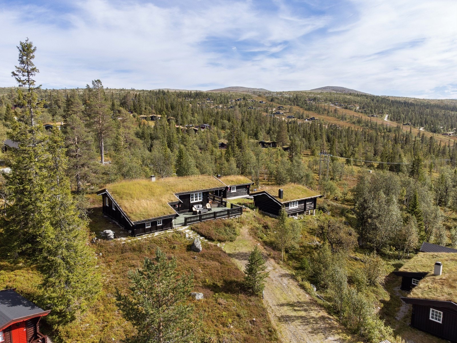 Eiendommen består av en fritidsbolig og to anneks, og ligger svært fint til i enden av veien. Med bilvei helt frem og god plass til både storfamilien- eller gjester, er dette et flott sted å nyte fridager året rundt. Galleribilde