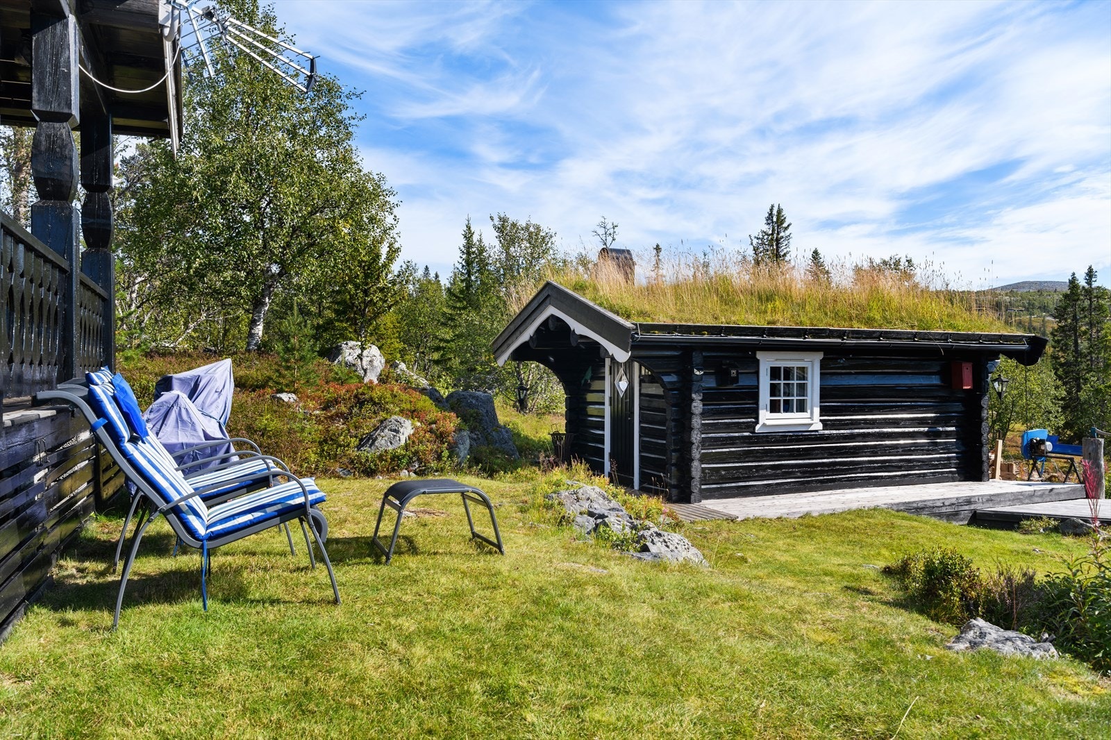 Eiendommen er bebygd med 2 laftede anneks, der "Lillestova" er det minste. Bygningen er innredet med et rom benyttet som oppholdsrom/soverom. Galleribilde