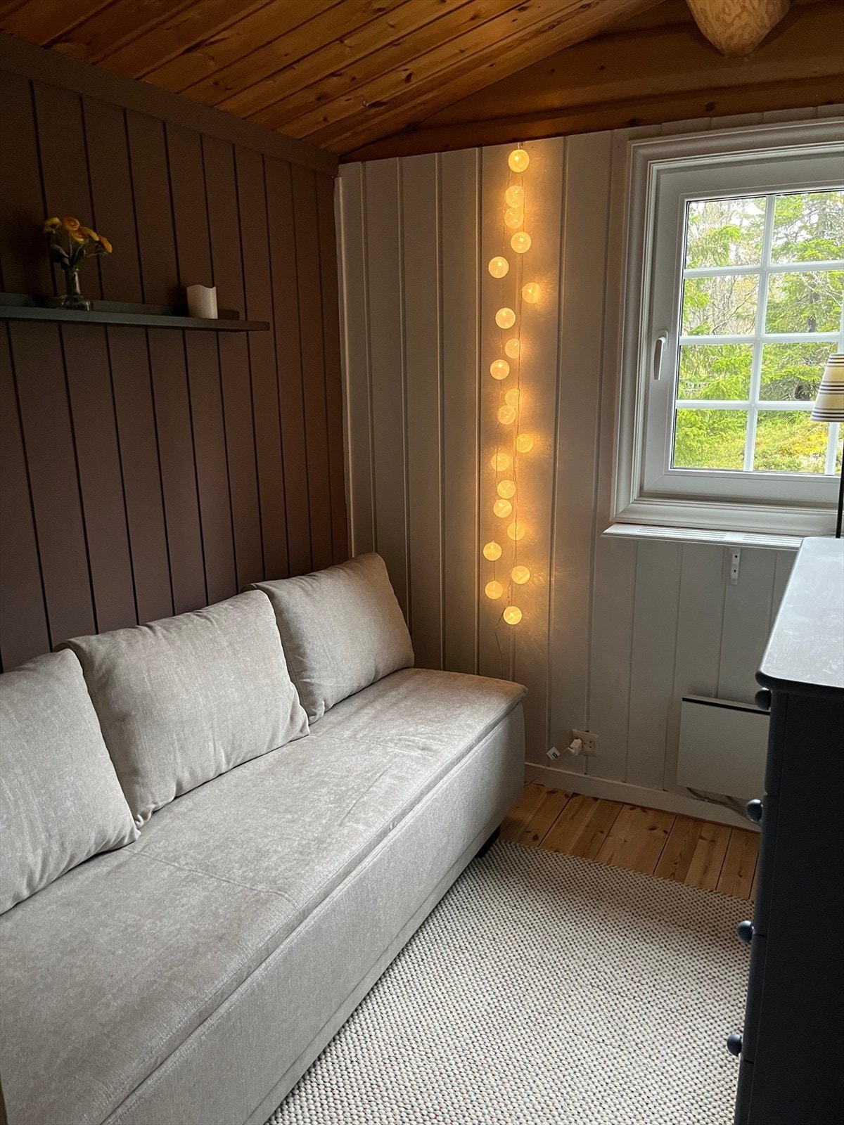 Soverom 2 med nylige overflatebehandlinger og en praktisk sovesofa som kan slås ut til 2 sengeplasser eller benyttes som 1 soveplass. Galleribilde