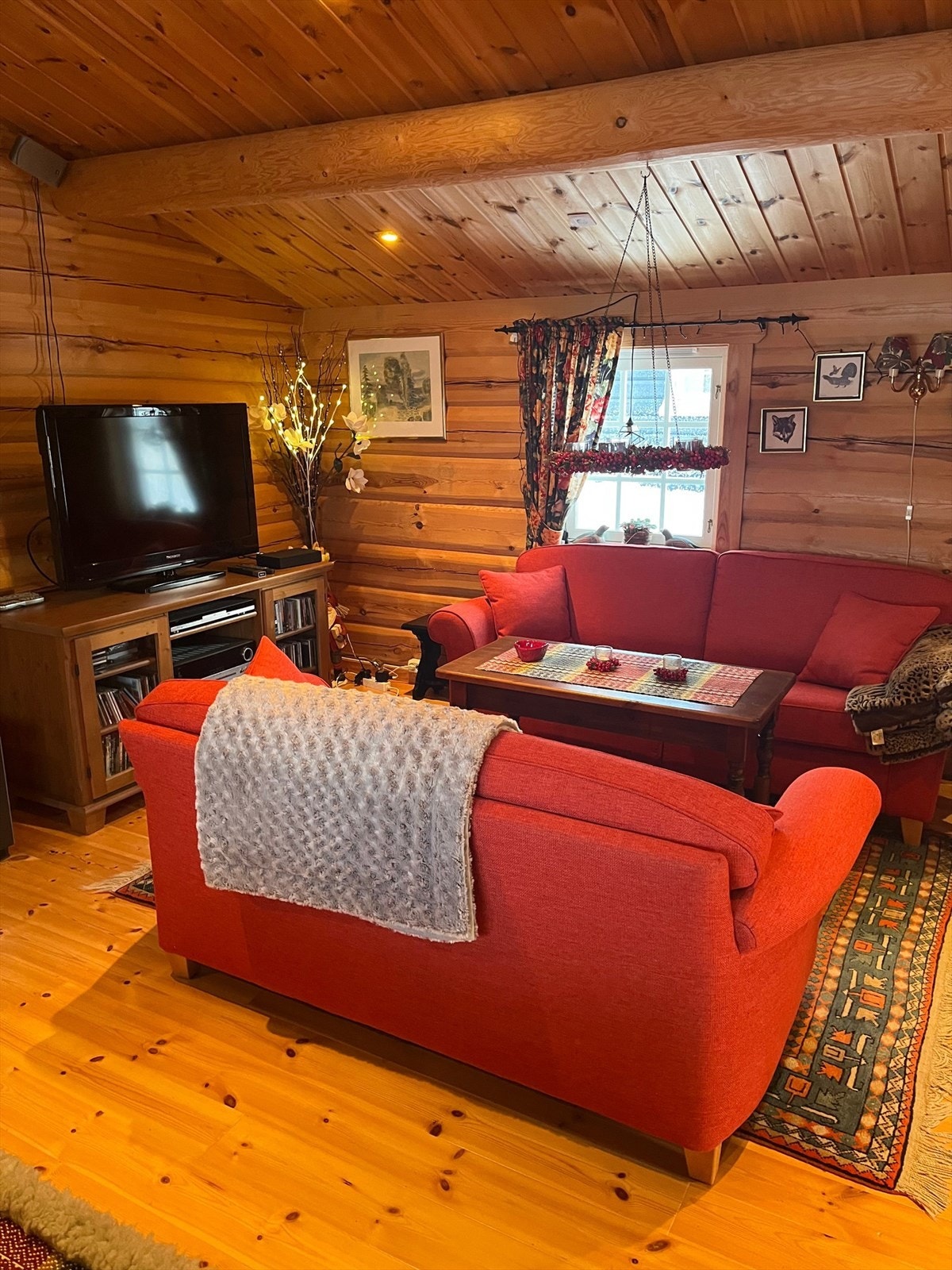 "Mellomstova" med tv og musikkanlegg. Galleribilde