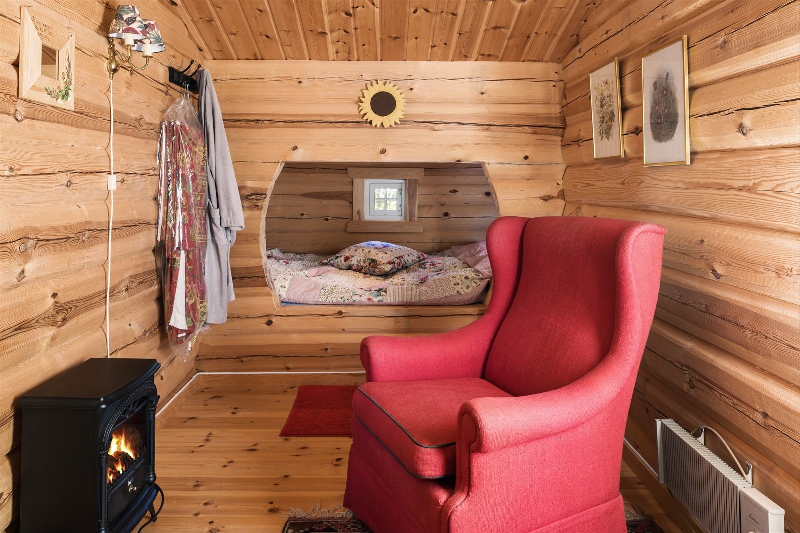 Innerst i "Mellomstova", med innebygget sovealkove med 150 cm komplett seng. Galleribilde