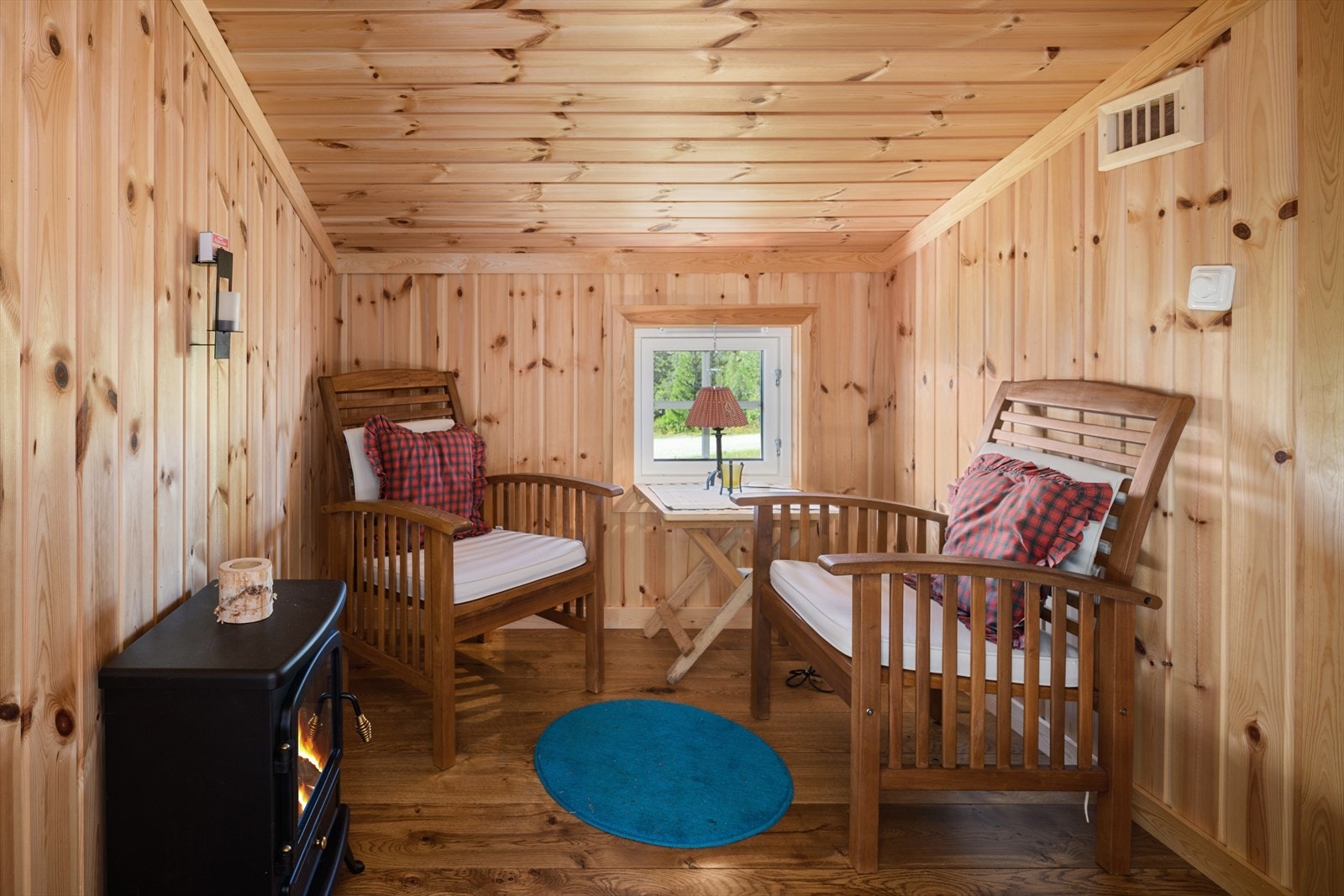 Før du entrer badstuen, kommer du inn i et "relax-rom" med mulighet for kos og hygge. Galleribilde