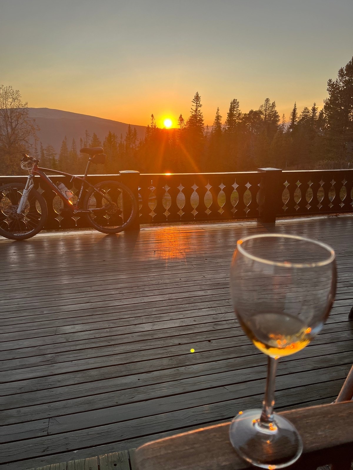 Terrassen kan by på solnedganger som virkelig kan ta pusten fra deg. Et flott sted å nyte noe godt i glasset. Galleribilde