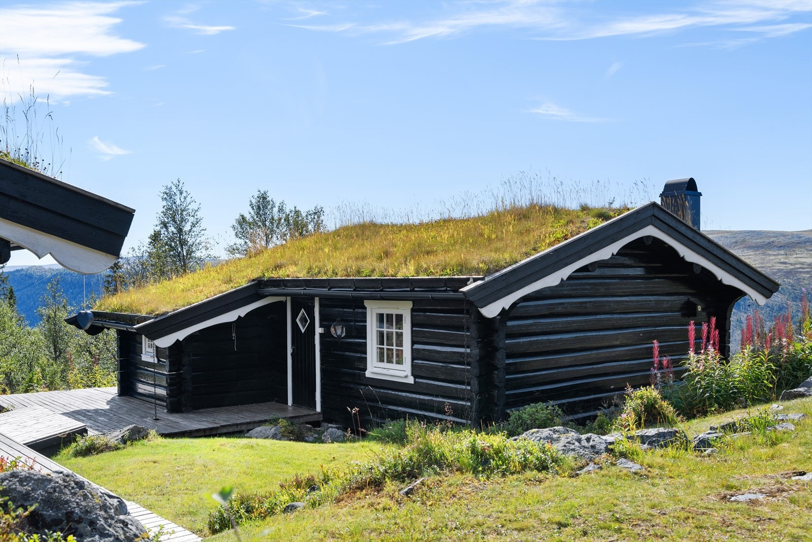 En av de to anneksene på dette flotte tunet kalles "Mellomstova". Bygningen er innredet med et oppholdsrom og et soverom. Galleribilde