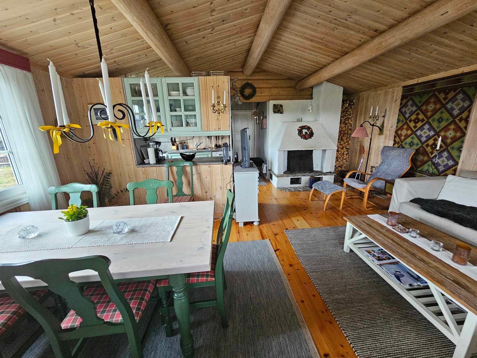 "Storstova" med kjøkken, sofagruppe og ildsted. Galleribilde