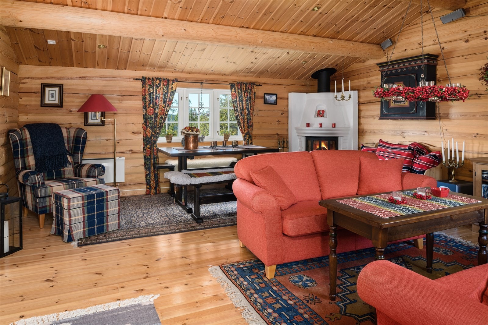 "Mellomstova" er møblert med sittegruppe, spisebord og godstol. Bygningen har god plass og er utstyrt med en peis med innsats. Galleribilde