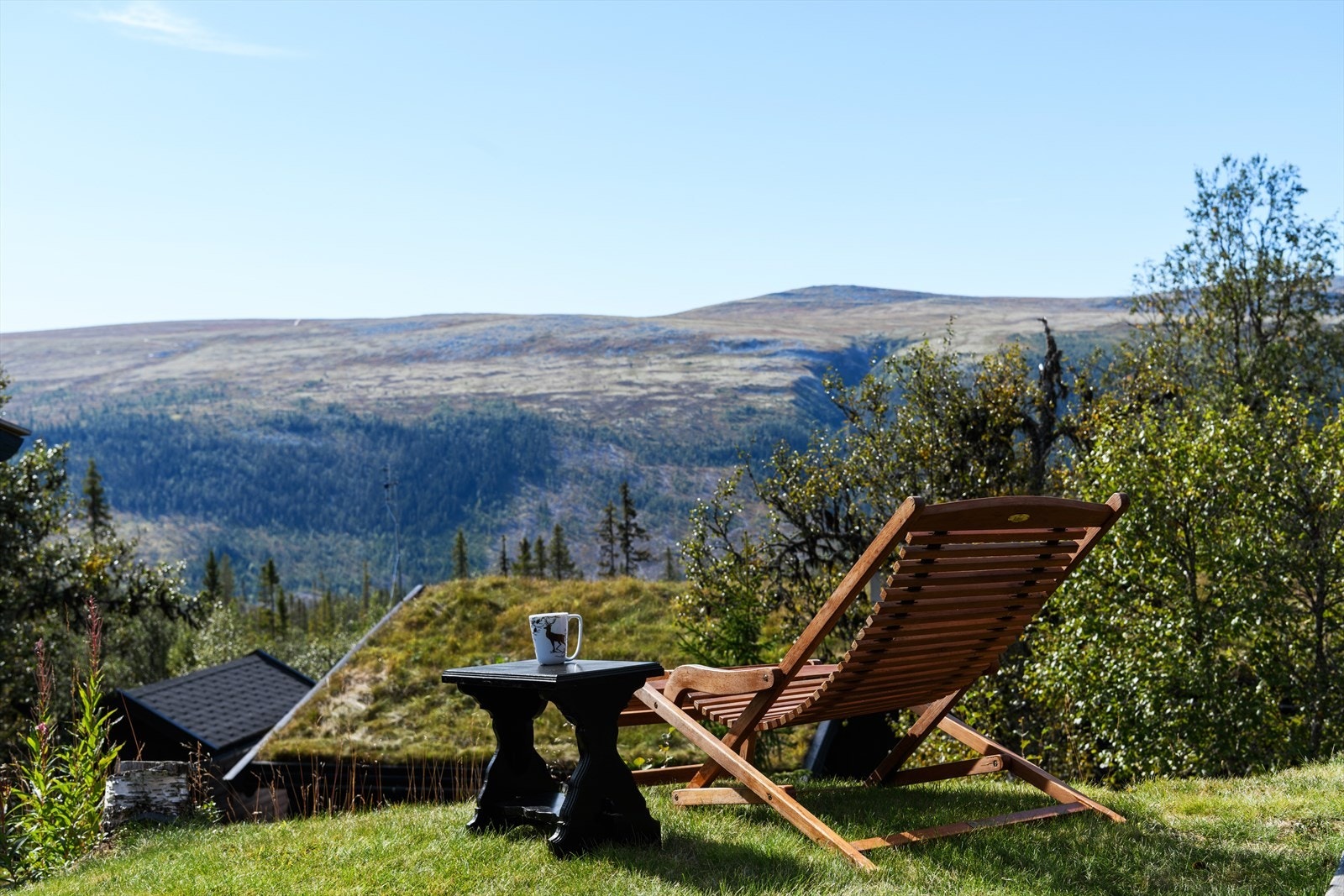 Eiendommen byr på fin solgang og fantastisk utsikt som lett kan nytes fra både terrasse og tomt! Galleribilde
