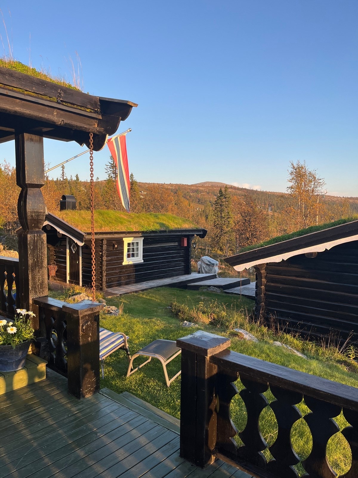 Fantastisk skue i vakker kveldssol! "Lillestova" til venstre - kun noen meter til både hovedhytta og "Mellomstova". Galleribilde