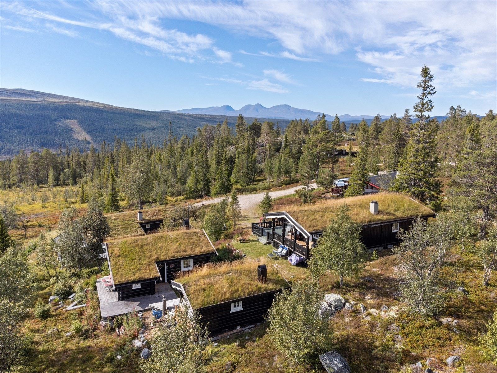 Velkommen til fantastiske Engerdal, og denne flotte, innholdsrike og eventyrlige fritidseiendommen i Nedre Knulmyrvei 6! Hyttetunet som er usjenert har flotte uteplasser og fantastisk utsikt. Galleribilde