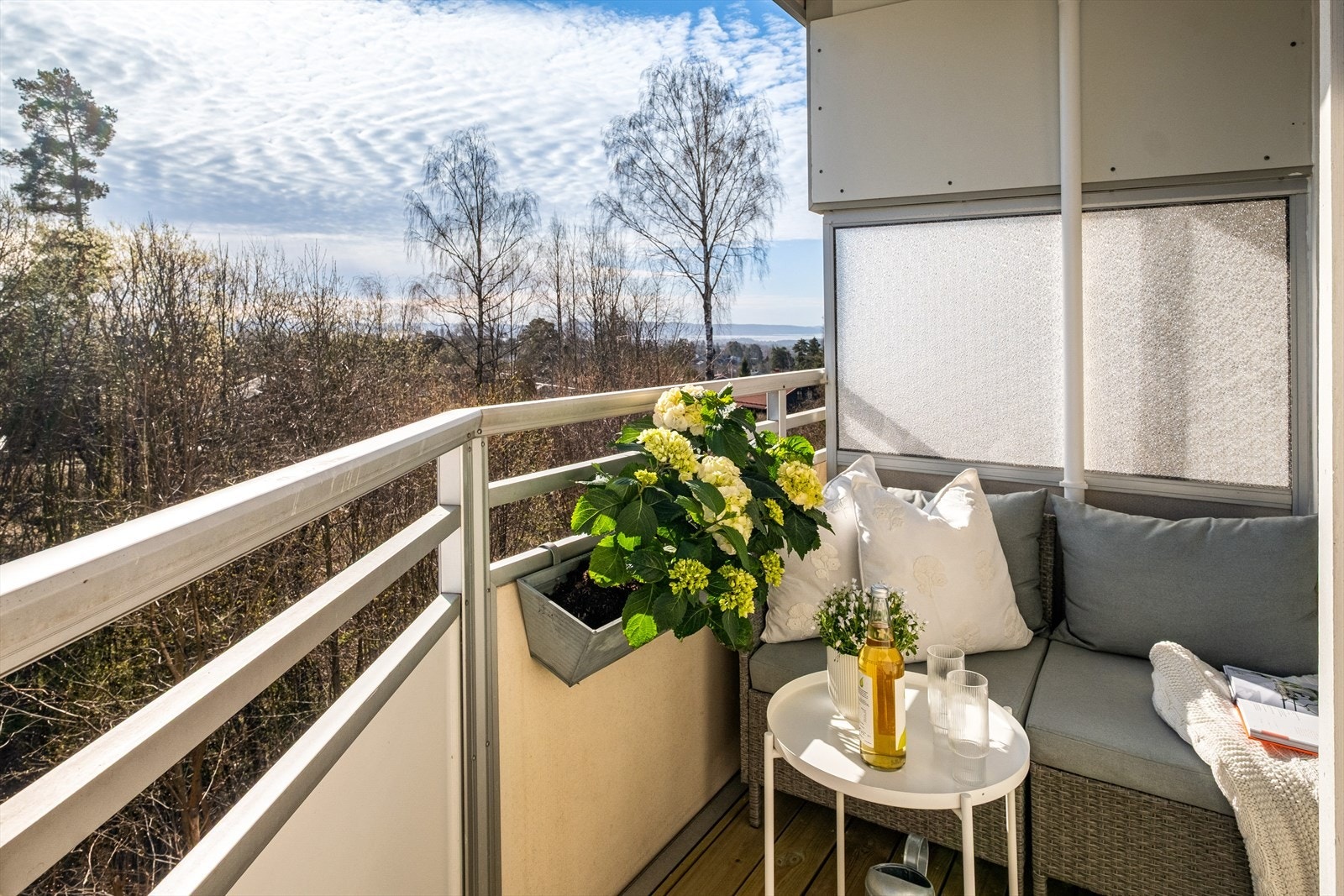 Balkongen blir som en forlengelse av stuen på varme dager og har plass til utemøblement, blomster etc. Galleribilde