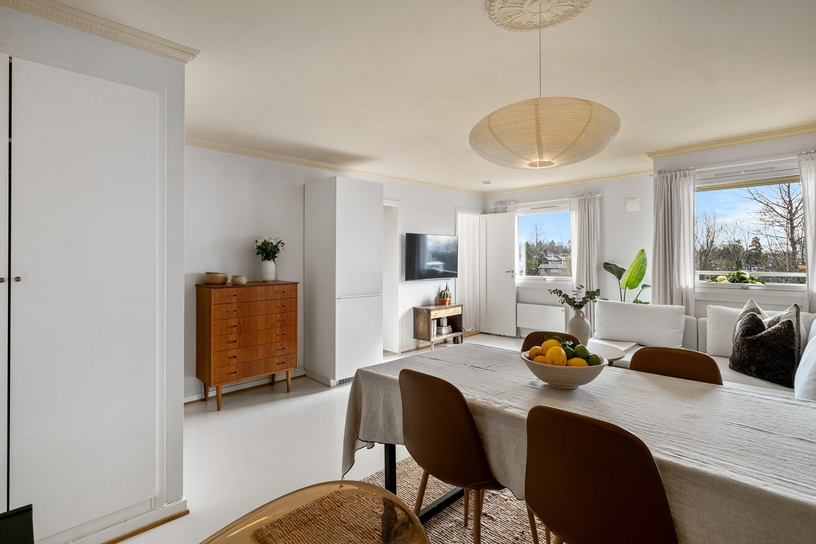 Rommet er romslig, med plass til både sofagruppe, spisestue og muligheter for eventuelt hjemmekontor. Galleribilde