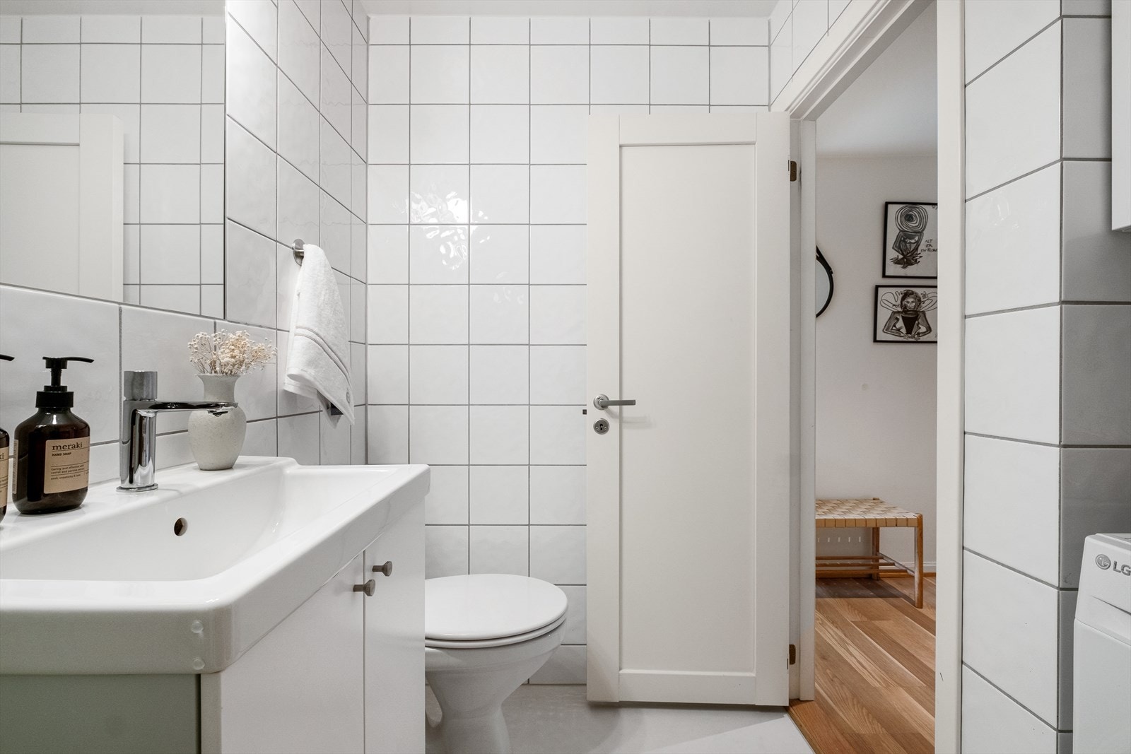 Det er varmekabler i gulvet som gir en lun og god følelse. Her har du alt du trenger for å få en god start på dagen. Galleribilde