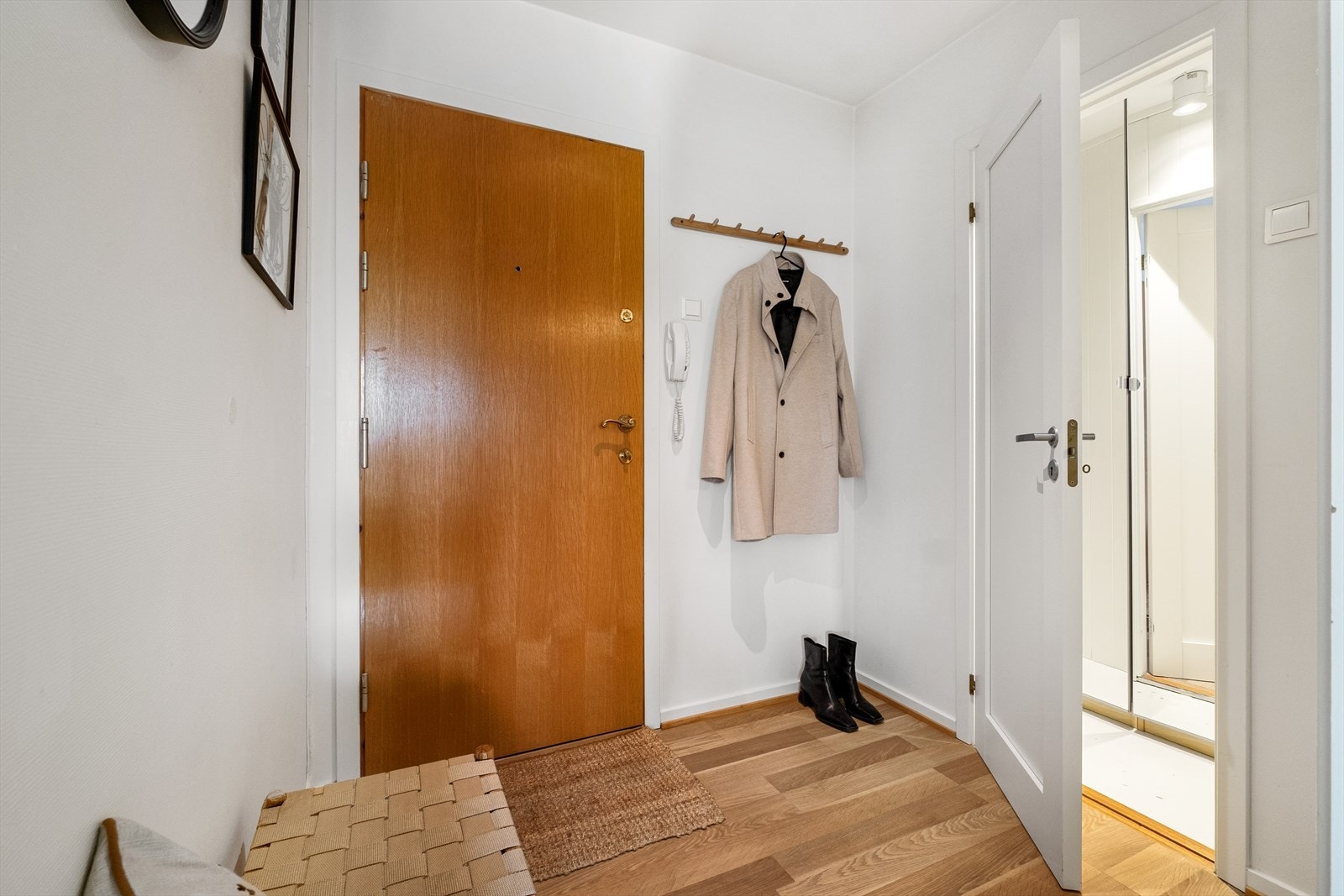 Velkommen inn til en lys og tiltalende entré i moderne farger, som gir et godt førsteinntrykk av leiligheten. Her er det godt med plass til klesoppheng og sko. Galleribilde