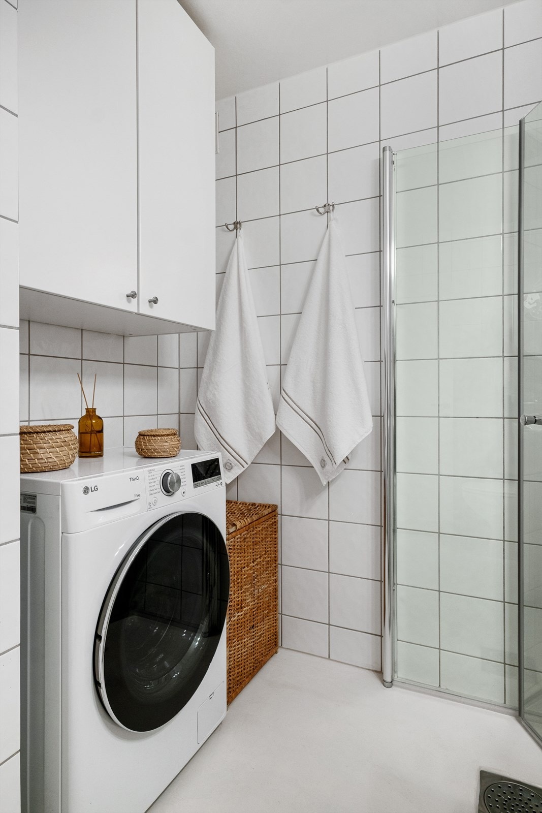 Innerst i rommet finner man et dusjhjørne med håndholdt spylefunksjon. Galleribilde