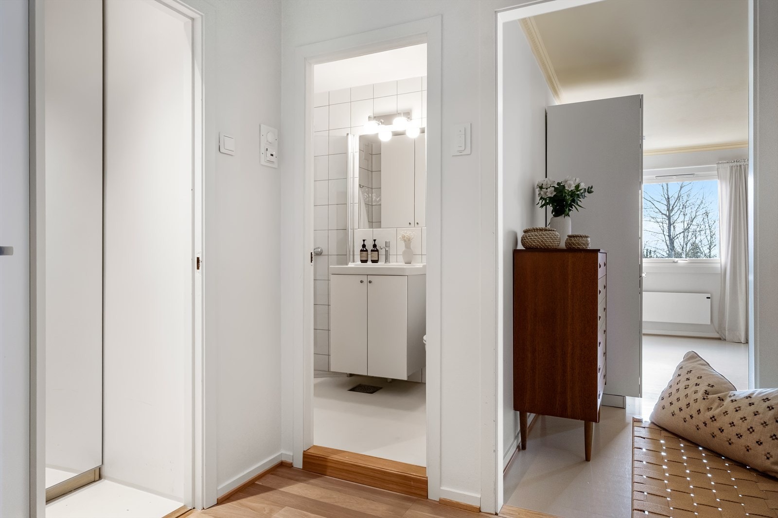 Fra entréen er det adkomst til praktisk bod, bad, stue/ kjøkken og soverom/ alkove. I tillegg medfølger en kjellerbod som gir ytterligere oppbevaringsmuligheter. Galleribilde