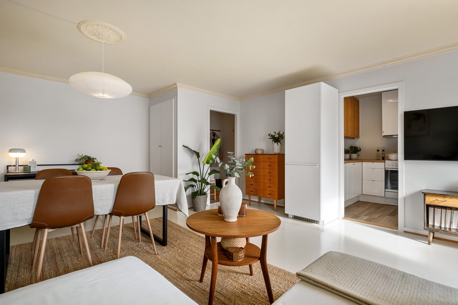 Kjøkkenet er designet og innredet med tanke på funksjonalitet, og er et hyggelig oppholdsrom. Galleribilde