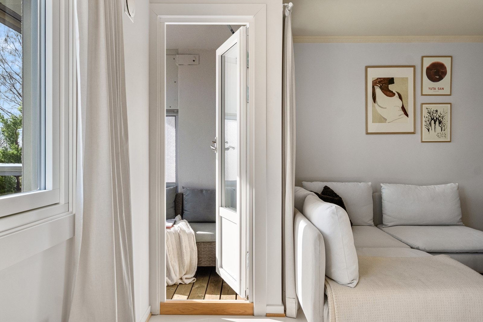 Fra stuen er det adkomst til en sydøstvendt balkong med skjermet innsyn og gode solforhold. Galleribilde