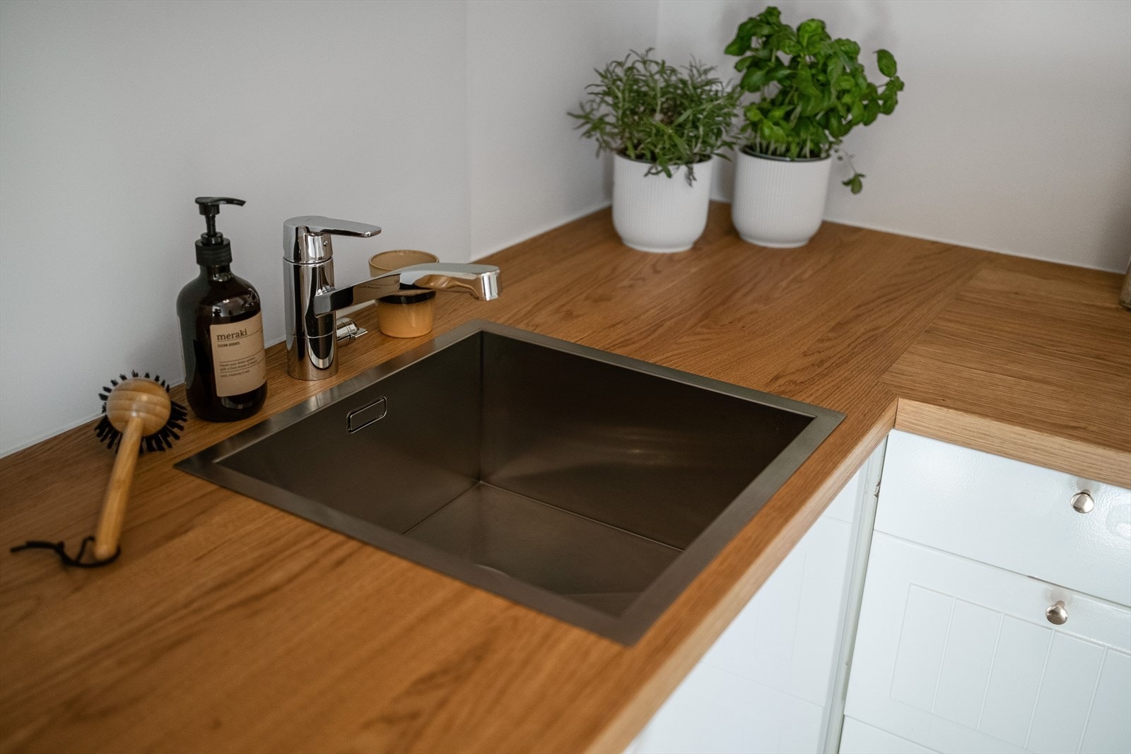 I 2025 ble kjøkkenet oppgradert med ny benkeplate og kjøkkenvask samt enkelte nye fronter, som bidrar til et oppfrisket og moderne uttrykk. Galleribilde