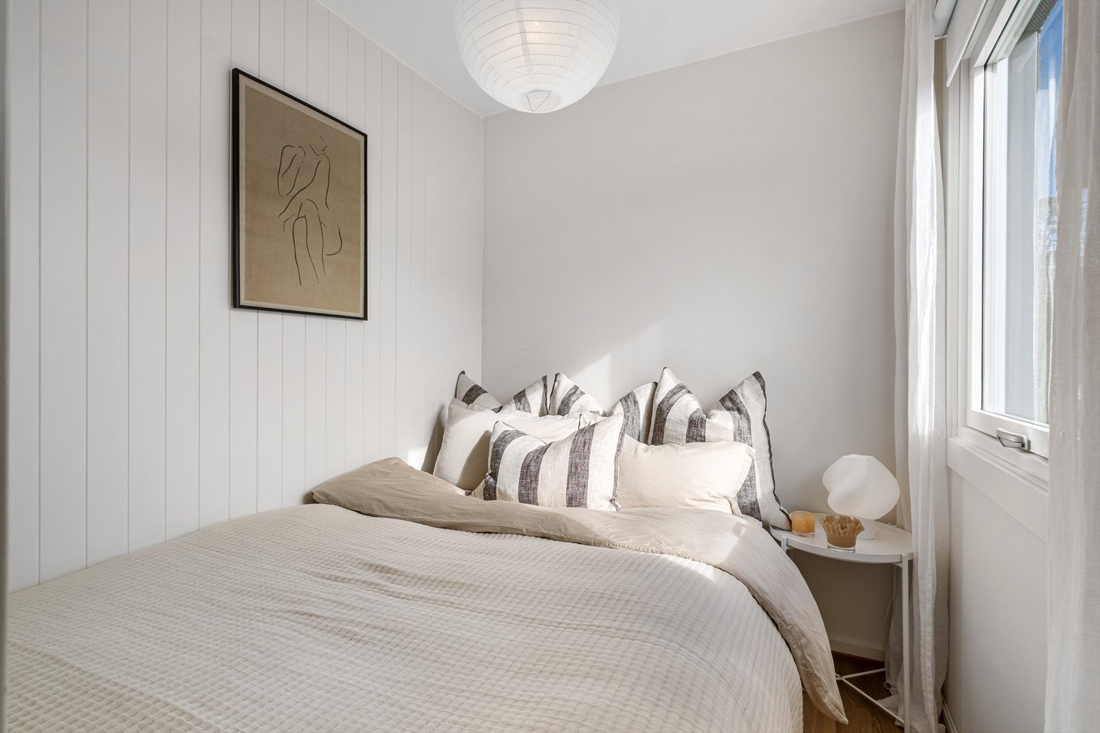 Smart og praktisk sovealkove med vindu som gir naturlig med dagslys og god romfølelse. Alkoven byr på lyse og tidsriktige fargetoner. Merk at soverommet er mindre enn anbefalt størrelse på 7 kvm. Bruksendring av arealet foreligger ikke. Galleribilde