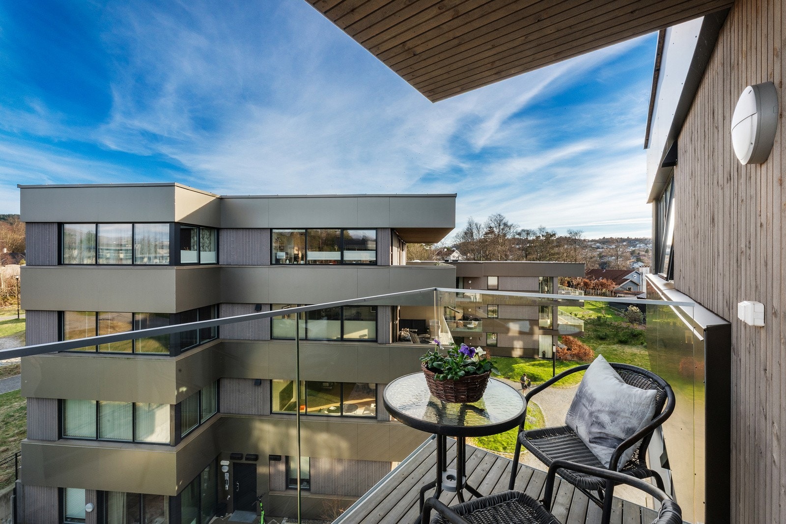 En liten frokostaltan med utgang fra soverommet. Galleribilde