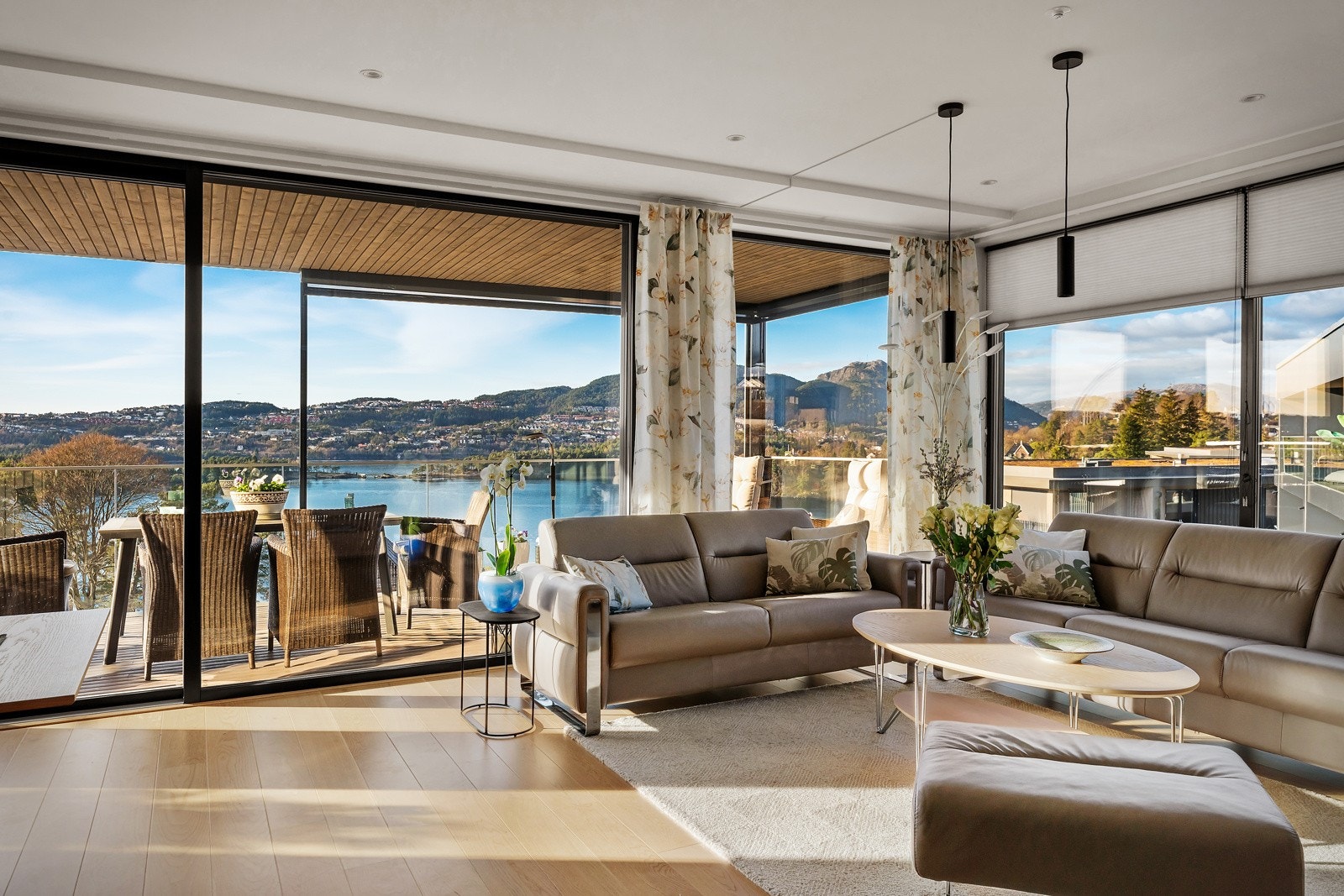 Romslig planløsning med plass for en stor sofagruppe med plass for familie og venner. Galleribilde