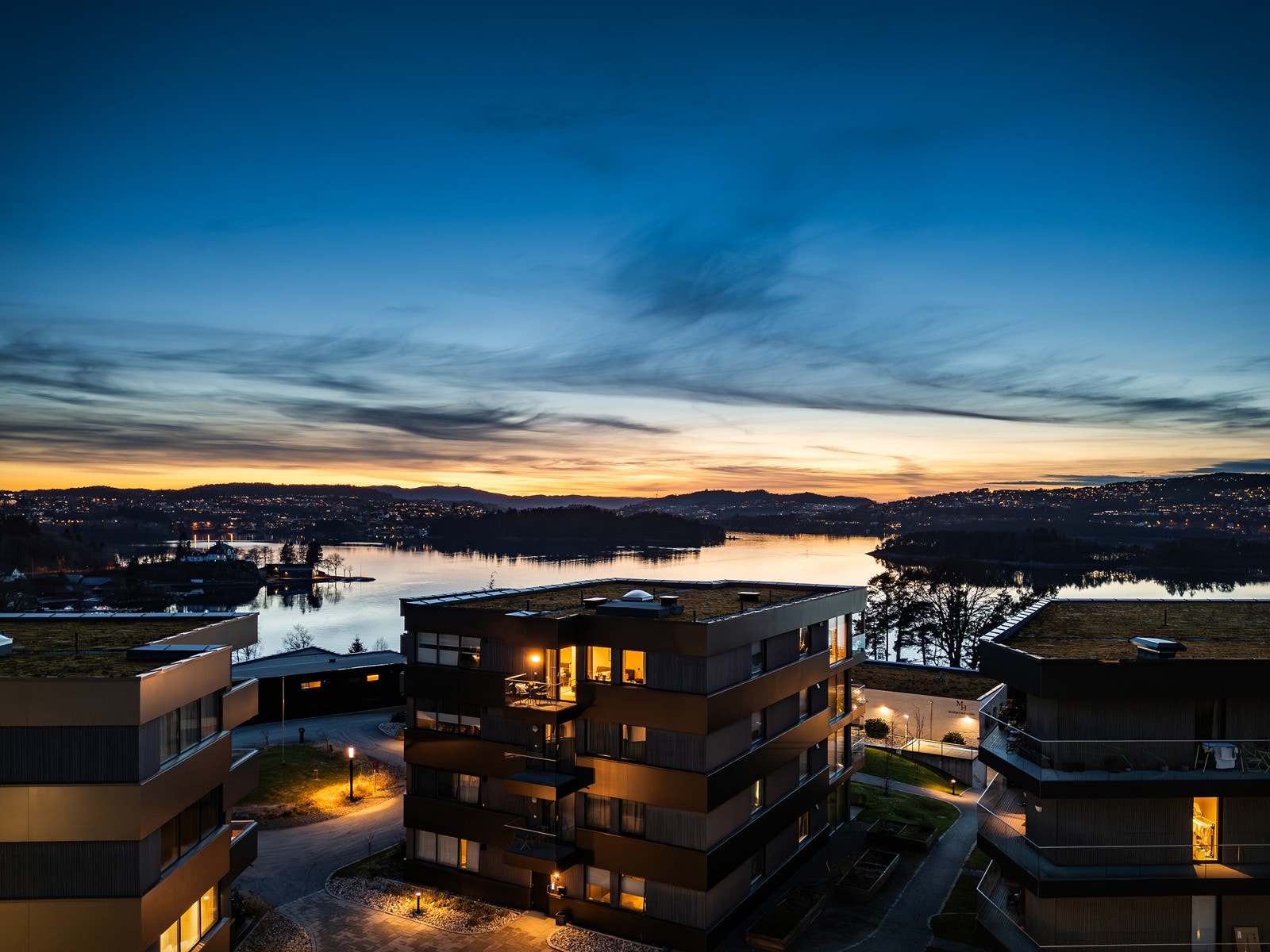Leiligheten ligger på toppen av bygget, med fri utsikt fremover mot Nordåsvannet. Galleribilde