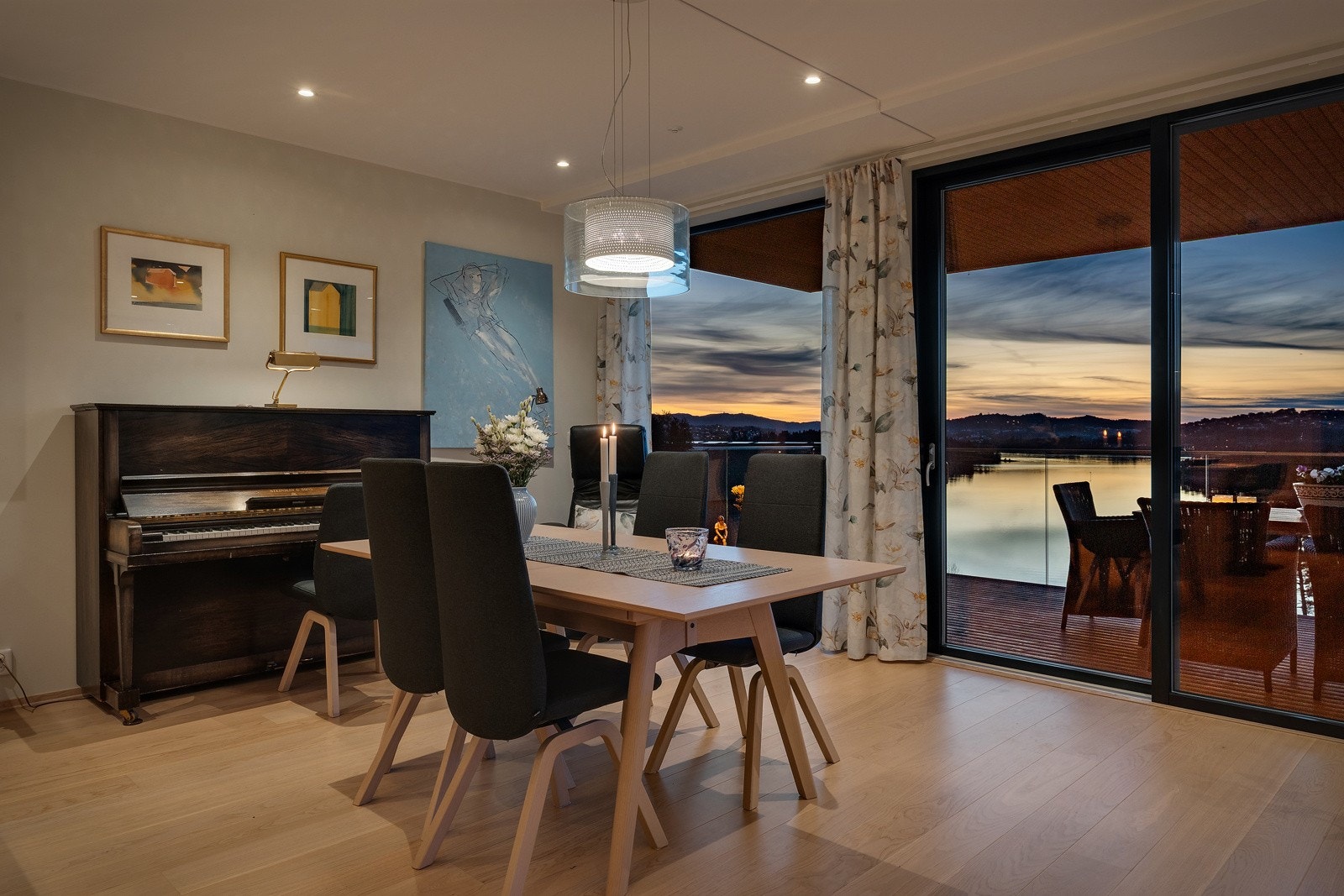 I stuen er det god plass til både spisestue og en stor salong. Galleribilde